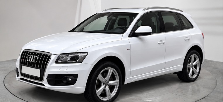 Vit Audi Q5 fotograferad framifrån från sidan